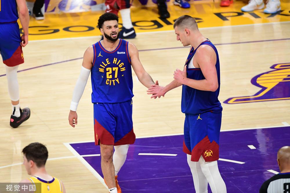 同时保持自 同时保持自